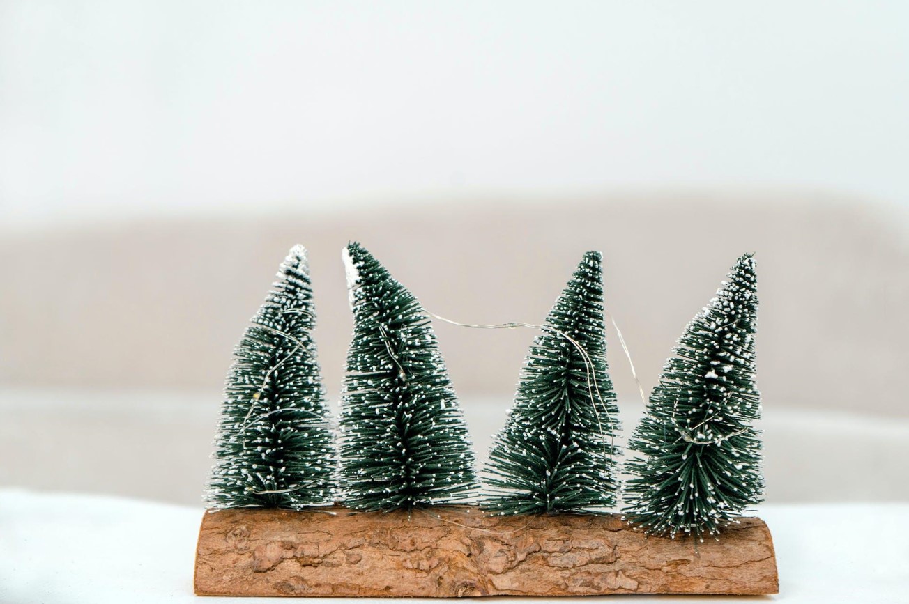 Choosing the Perfect Artificial Christmas Tree & Ornaments